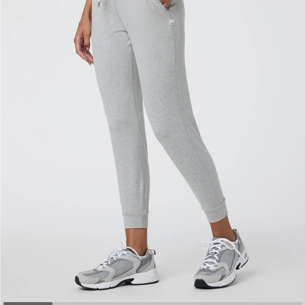 NWT Vuori Performance Jogger XS in pale gray heather